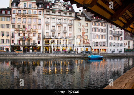 Luzernes malerische Häuser mit Fresken in der Schweiz. Stockfoto