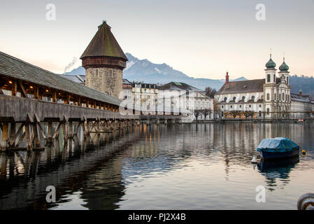 Luzerner Fußgängerbrücke Kapellbrücke oder Kapellbrücke in der Schweiz. Stockfoto