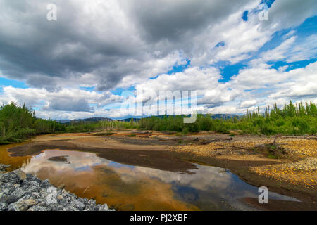 Red Creek entlang des Dempster Highway, Kanada Stockfoto