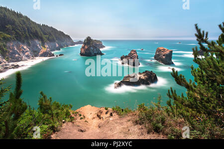 Lange Belichtung des südlichen Oregon Küste an einem sonnigen Tag. Stockfoto