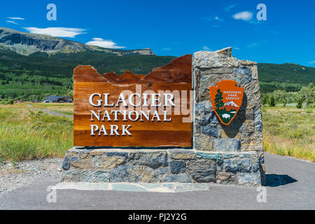 Glacier National Park, Montana, USA. 7-22-17: Glacier National Park Schild im Eingangsbereich. Stockfoto