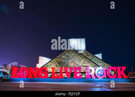 Rock and Roll Hall of Frame. Cleveland, Ohio, USA. 2-19-17: Rock and Roll Hall of Frame in der Nacht. Stockfoto