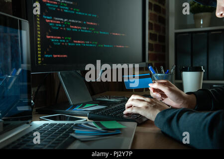 Hacker Diebstahl Geld von gestohlenen Kreditkarten. closeup der Überweisung vom Bankkonto des Opfers. Stockfoto