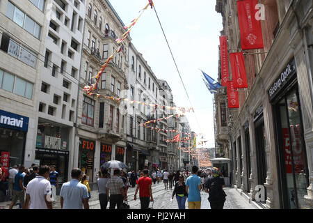 İstiklal Caddesi (Independence Avenue) im modernen Istanbul Stadtteil Beyoğlu. Stockfoto