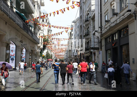 İstiklal Caddesi (Independence Avenue) im modernen Istanbul Stadtteil Beyoğlu. Stockfoto