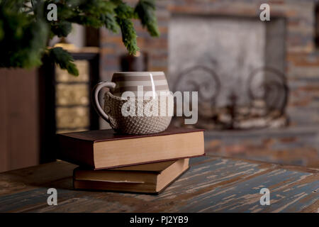 Süße Momente der Entspannung mit Büchern und einer Tasse Kaffee. Vintage Books, Gläser, Stuhl, Bibliothek. Vintage alte Bücher auf der Holzterrasse der Tischplatte mit Tasse Kaffee Stockfoto