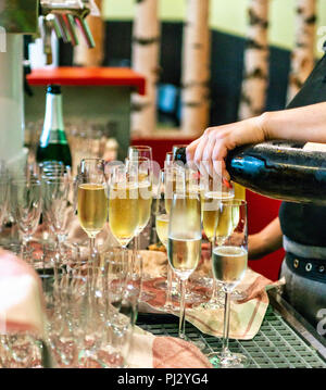Barkeeper gießen Champagner oder spakling Wein in Glas, Nahaufnahme in Gläsern im Restaurant. Stockfoto