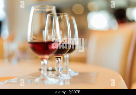 Weinkunde Verkostung von großen Jahrgang Rotwein Jahrgänge. Stockfoto