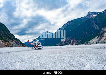 Gletscher Helikopter-tour - Juneau Alaska - ein Hubschrauber landet auf einem Gletscher während einer Kreuzfahrt Schiff Ausflug über die Juneau Icefield, Gilkey Gletscher Stockfoto