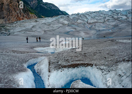 Gletscher Helikopter-tour - Juneau Alaska - touristische Wanderer auf einem Gletscher Wandern Gilkey Gletscher an der Juneau Icefield - Blau eiszeitliche Schmelzwasser Stockfoto