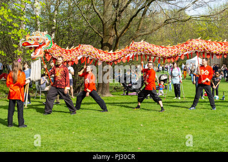 BERLIN, 15. APRIL 2018: Sakura Blüte Tag. Park "Gärten der Welt" (Gaerten der Welt"). Dragon dance. Traditionelle Chinesische Kunst. Stockfoto