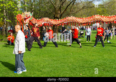 BERLIN, 15. APRIL 2018: Sakura Blüte Tag. Park "Gärten der Welt" (Gaerten der Welt"). Dragon dance. Traditionelle Chinesische Kunst. Stockfoto