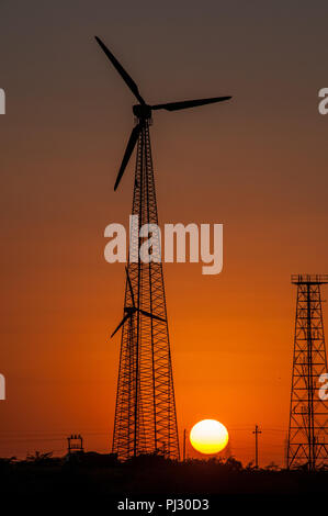 Windmühlen bei Sonnenuntergang in Jaisalmer Stockfoto
