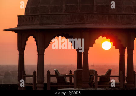 Sonnenuntergang zwischen die Spalten und die Bögen von einem Pavillon auf den Wänden der Khimsar Fort, heute ein Luxushotel Stockfoto