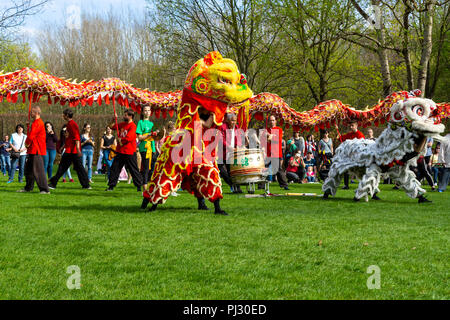 BERLIN, 15. APRIL 2018: Sakura Blüte Tag. Park "Gärten der Welt" (Gaerten der Welt"). Dragon dance. Traditionelle Chinesische Kunst. Stockfoto