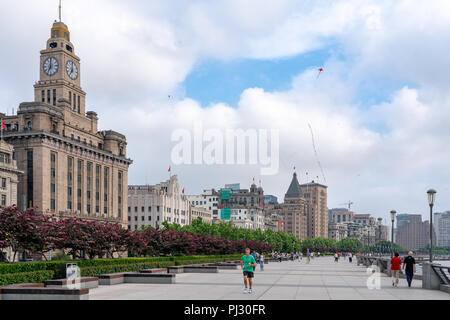 Man fährt entlang der Bund an einem sonnigen Morgen in Shanghai, China, Promenade. Stockfoto