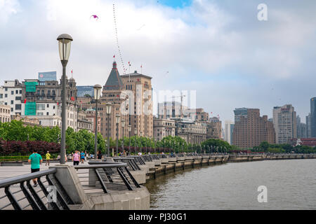 Man fährt entlang der Bund an einem sonnigen Morgen in Shanghai, China, Promenade. Stockfoto