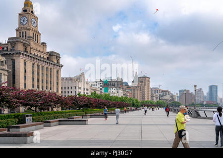 Menschen gehen und laufen entlang der Bund an einem frühen Sommermorgen in Shanghai, China. Stockfoto