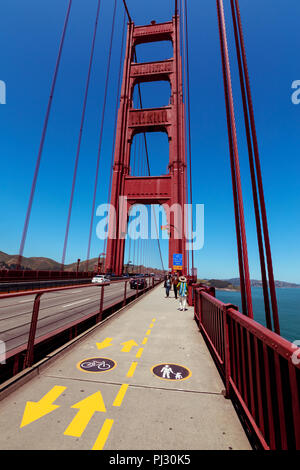 Bürgersteig auf der Golden Gate Bridge, San Francisco. Stockfoto