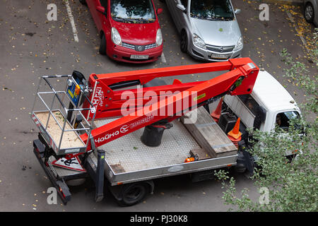 Moskau, Russland - 3. SEPTEMBER 2018: Ein Auto mit einer hydraulischen Aufzug DA-324 Der Chaika-Service Anlage im Innenhof eines Wohnhauses. Beschneiden Stockfoto