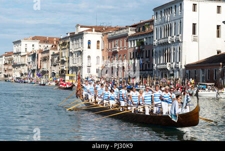 Ruderer und Zuschauer schweben nach unten und entlang des Canal Grande für die jährliche Historische Regatta in Venedig, Italien sammeln Stockfoto