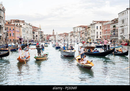 Ruderer und Zuschauer schweben nach unten und entlang des Canal Grande für die jährliche Historische Regatta in Venedig, Italien sammeln Stockfoto