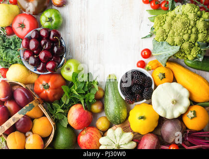 Das gesunde Essen, Sommer Früchte Gemüse Beeren, Kirschen Pfirsiche Pflaumen Bohnen Brokkoli squash Tomaten, rote Rüben, Kopie, Ansicht von oben, selektiver Fokus Stockfoto