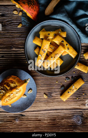 Salzig Hokkaido Kürbis Cracker gekrönt mit Samen Stockfoto