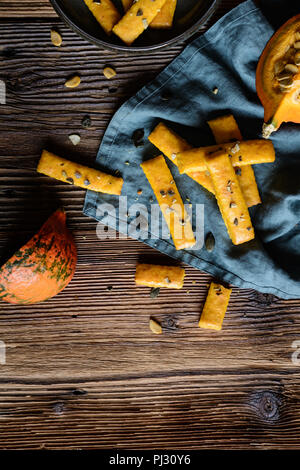 Salzig Hokkaido Kürbis Cracker gekrönt mit Samen Stockfoto
