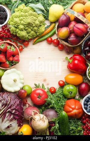 Frischen landwirtschaftlichen Früchte Gemüse Beeren, Kirschen, Aprikosen/Marillen Erdbeeren weißkohl Brokkoli Blumenkohl squash Tomaten Möhren Frühlingszwiebeln Bohnen, Rote Beete, Paprika, Kopie, Ansicht von oben, selektiver Fokus Stockfoto