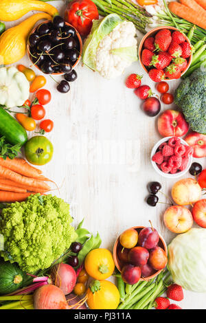 Frische Sommer Früchte Gemüse Beeren, Äpfel Kirschen Pfirsiche Erdbeeren weißkohl Brokkoli Blumenkohl squash Tomaten Möhren Frühlingszwiebeln Bohnen, rote Rüben, Kopie, Ansicht von oben, selektiver Fokus Stockfoto