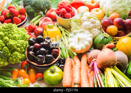 Viele sommer Früchte Gemüse Beeren, Äpfel Kirschen Pfirsiche Erdbeeren weißkohl Brokkoli Blumenkohl squash Tomaten Möhren Frühlingszwiebeln Bohnen, rote Rüben, selektiven Fokus Stockfoto