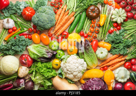 Sortiment an frischen bunten Gemüse aus ökologischem Anbau auf Holz Kiefer Tisch, gesundes Essen Hintergrund, Ansicht von oben, selektiver Fokus Stockfoto