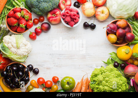 Frischen landwirtschaftlichen Rahmen produzieren, Früchte, Gemüse, Beeren, Äpfel Kirschen Pfirsiche Erdbeeren weißkohl Brokkoli Blumenkohl squash Tomaten Karotten rote Beete Kopie Raum, Ansicht von oben, selektiver Fokus Stockfoto