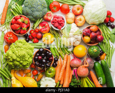 Sommer Früchte Gemüse Beeren, Äpfel Kirschen Pfirsiche Erdbeeren Brokkoli Blumenkohl squash Tomaten Möhren Frühlingszwiebeln, rote Rüben, Kopie Raum Kohl, Ansicht von oben, selektiver Fokus Stockfoto