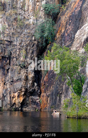 Frau Sonnenbaden auf Rock bei Edith Falls, Nitmiluk National Park, Northern Territory, Australien Stockfoto