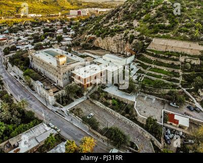 Vista aerea del Museo Regional de Sonora, INAH, fue La primera cárcel de Hermosillo, Antigua penitenciaría. Se fundó en el año de 1815 en El Centro Historico y Faldas del Cerro de la Campana icono de la Ciudad. En los últimos años Del Siglo XIX el Regierung del Estado de Sonora decidió la construcción de un Moderno edificio con Geldbußen penitenciarios, Para ello se contrató al Ingeniero nacido en Francia Arthur Francis Wrotnowski... Stadt Luftaufnahme, Architektur, Stadt, Edificios Hermosillo, Mexiko Sonora, Antenne, Antenne Landschaft, Luftaufnahmen, Luftaufnahme, Blick auf die Stadt, die, Tag, Tageslicht Stockfoto