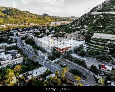 Vista aerea del Museo Regional de Sonora, INAH, fue La primera cárcel de Hermosillo, Antigua penitenciaría. Se fundó en el año de 1815 en El Centro Historico y Faldas del Cerro de la Campana icono de la Ciudad. En los últimos años Del Siglo XIX el Regierung del Estado de Sonora decidió la construcción de un Moderno edificio con Geldbußen penitenciarios, Para ello se contrató al Ingeniero nacido en Francia Arthur Francis Wrotnowski... Stadt Luftaufnahme, Architektur, Stadt, Edificios Hermosillo, Mexiko Sonora, Antenne, Antenne Landschaft, Luftaufnahmen, Luftaufnahme, Blick auf die Stadt, die, Tag, Tageslicht Stockfoto