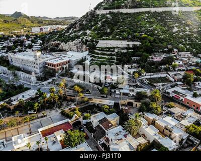 Vista aerea del Museo Regional de Sonora, INAH, fue La primera cárcel de Hermosillo, Antigua penitenciaría. Se fundó en el año de 1815 en El Centro Historico y Faldas del Cerro de la Campana icono de la Ciudad. En los últimos años Del Siglo XIX el Regierung del Estado de Sonora decidió la construcción de un Moderno edificio con Geldbußen penitenciarios, Para ello se contrató al Ingeniero nacido en Francia Arthur Francis Wrotnowski... Stadt Luftaufnahme, Architektur, Stadt, Edificios Hermosillo, Mexiko Sonora, Antenne, Antenne Landschaft, Luftaufnahmen, Luftaufnahme, Blick auf die Stadt, die, Tag, Tageslicht Stockfoto