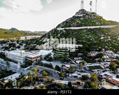 Vista aerea del Museo Regional de Sonora, INAH, fue La primera cárcel de Hermosillo, Antigua penitenciaría. Se fundó en el año de 1815 en El Centro Historico y Faldas del Cerro de la Campana icono de la Ciudad. En los últimos años Del Siglo XIX el Regierung del Estado de Sonora decidió la construcción de un Moderno edificio con Geldbußen penitenciarios, Para ello se contrató al Ingeniero nacido en Francia Arthur Francis Wrotnowski... Stadt Luftaufnahme, Architektur, Stadt, Edificios Hermosillo, Mexiko Sonora, Antenne, Antenne Landschaft, Luftaufnahmen, Luftaufnahme, Blick auf die Stadt, die, Tag, Tageslicht Stockfoto