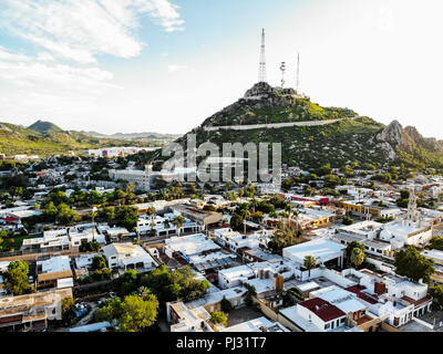 Vista aerea del Museo Regional de Sonora, INAH, fue La primera cárcel de Hermosillo, Antigua penitenciaría. Se fundó en el año de 1815 en El Centro Historico y Faldas del Cerro de la Campana icono de la Ciudad. En los últimos años Del Siglo XIX el Regierung del Estado de Sonora decidió la construcción de un Moderno edificio con Geldbußen penitenciarios, Para ello se contrató al Ingeniero nacido en Francia Arthur Francis Wrotnowski... Stadt Luftaufnahme, Architektur, Stadt, Edificios Hermosillo, Mexiko Sonora, Antenne, Antenne Landschaft, Luftaufnahmen, Luftaufnahme, Blick auf die Stadt, die, Tag, Tageslicht Stockfoto