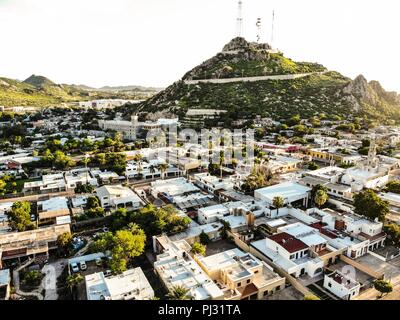 Vista aerea del Museo Regional de Sonora, INAH, fue La primera cárcel de Hermosillo, Antigua penitenciaría. Se fundó en el año de 1815 en El Centro Historico y Faldas del Cerro de la Campana icono de la Ciudad. En los últimos años Del Siglo XIX el Regierung del Estado de Sonora decidió la construcción de un Moderno edificio con Geldbußen penitenciarios, Para ello se contrató al Ingeniero nacido en Francia Arthur Francis Wrotnowski... Stadt Luftaufnahme, Architektur, Stadt, Edificios Hermosillo, Mexiko Sonora, Antenne, Antenne Landschaft, Luftaufnahmen, Luftaufnahme, Blick auf die Stadt, die, Tag, Tageslicht Stockfoto