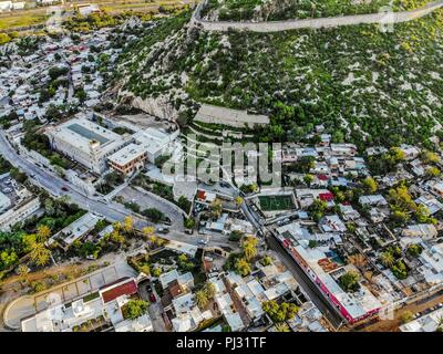 Vista aerea del Museo Regional de Sonora, INAH, fue La primera cárcel de Hermosillo, Antigua penitenciaría. Se fundó en el año de 1815 en El Centro Historico y Faldas del Cerro de la Campana icono de la Ciudad. En los últimos años Del Siglo XIX el Regierung del Estado de Sonora decidió la construcción de un Moderno edificio con Geldbußen penitenciarios, Para ello se contrató al Ingeniero nacido en Francia Arthur Francis Wrotnowski... Stadt Luftaufnahme, Architektur, Stadt, Edificios Hermosillo, Mexiko Sonora, Antenne, Antenne Landschaft, Luftaufnahmen, Luftaufnahme, Blick auf die Stadt, die, Tag, Tageslicht Stockfoto