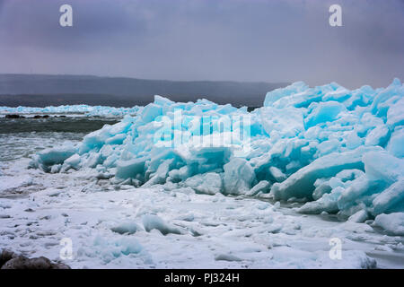 Blue Ice, Meaford, Georgian Bay, Ontario, Kanada, Blue Ice tritt auf, wenn Schnee fällt, komprimiert ist, Luftblasen verdrängt werden und Eiskristalle Rungsbed Stockfoto