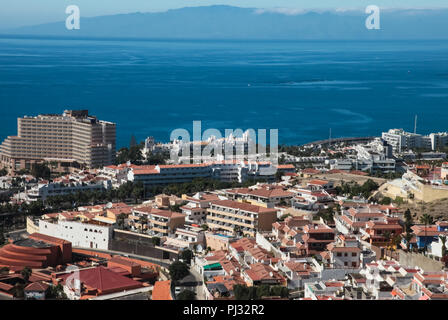 Die Inseln Teneriffa ist ein Ort für Touristen. Küste auf das Meer und die Hotels am Strand. Stockfoto