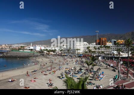 Die Inseln Teneriffa ist ein Ort für Touristen. Küste auf das Meer und die Hotels am Strand. Stockfoto