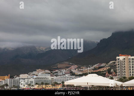 Die Inseln Teneriffa ist ein Ort für Touristen. Küste auf das Meer und die Hotels am Strand. Stockfoto