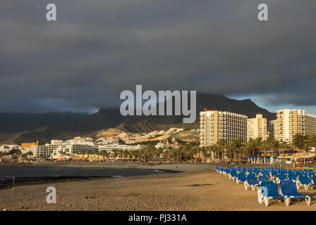 Die Inseln Teneriffa ist ein Ort für Touristen. Küste auf das Meer und die Hotels am Strand. Stockfoto