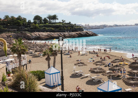 Die Inseln Teneriffa ist ein Ort für Touristen. Küste auf das Meer und die Hotels am Strand. Stockfoto