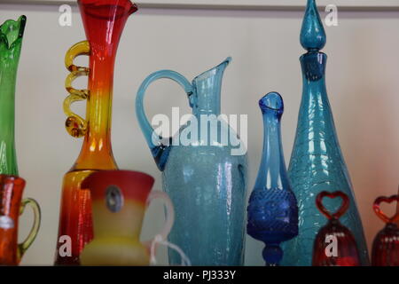 Mehrere farbiges Glas Vasen Stockfoto